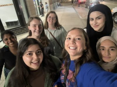 Selfie of five students with Honors College staffer Chelsea Hodge 